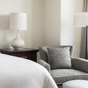 Deluxe Corner King Room